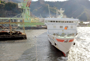 フェリー、突風で流されクレーンに衝突 愛媛、出港直後