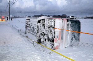 大型バスが横転、3人けが 福井の県道、田んぼに転落