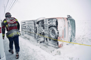 大型バスが田んぼに落ち横転、4人が軽傷 2016年01月19日 20時32分