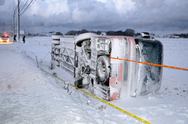 バス横転、4人けが=突風にあおられる?—福井