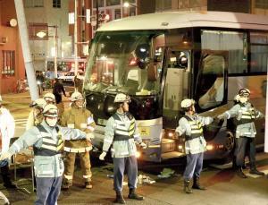 運転手「ボーッと」…観光バス事故、24人負傷 2016年01月20日 21時30分