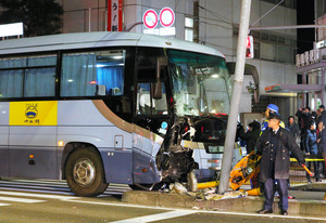 観光バスの運転手「発進したら目の前に分離帯」