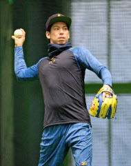 マエケンが自主トレ公開 広島・大瀬良と米球でキャッチボール