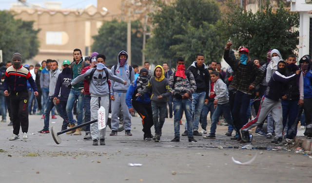 チュニジアでデモ拡大、全土に夜間外出禁止令