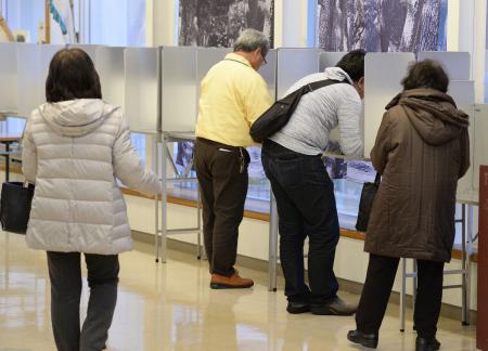 宜野湾市長選、投票始まる 2016年01月24日 11時19分