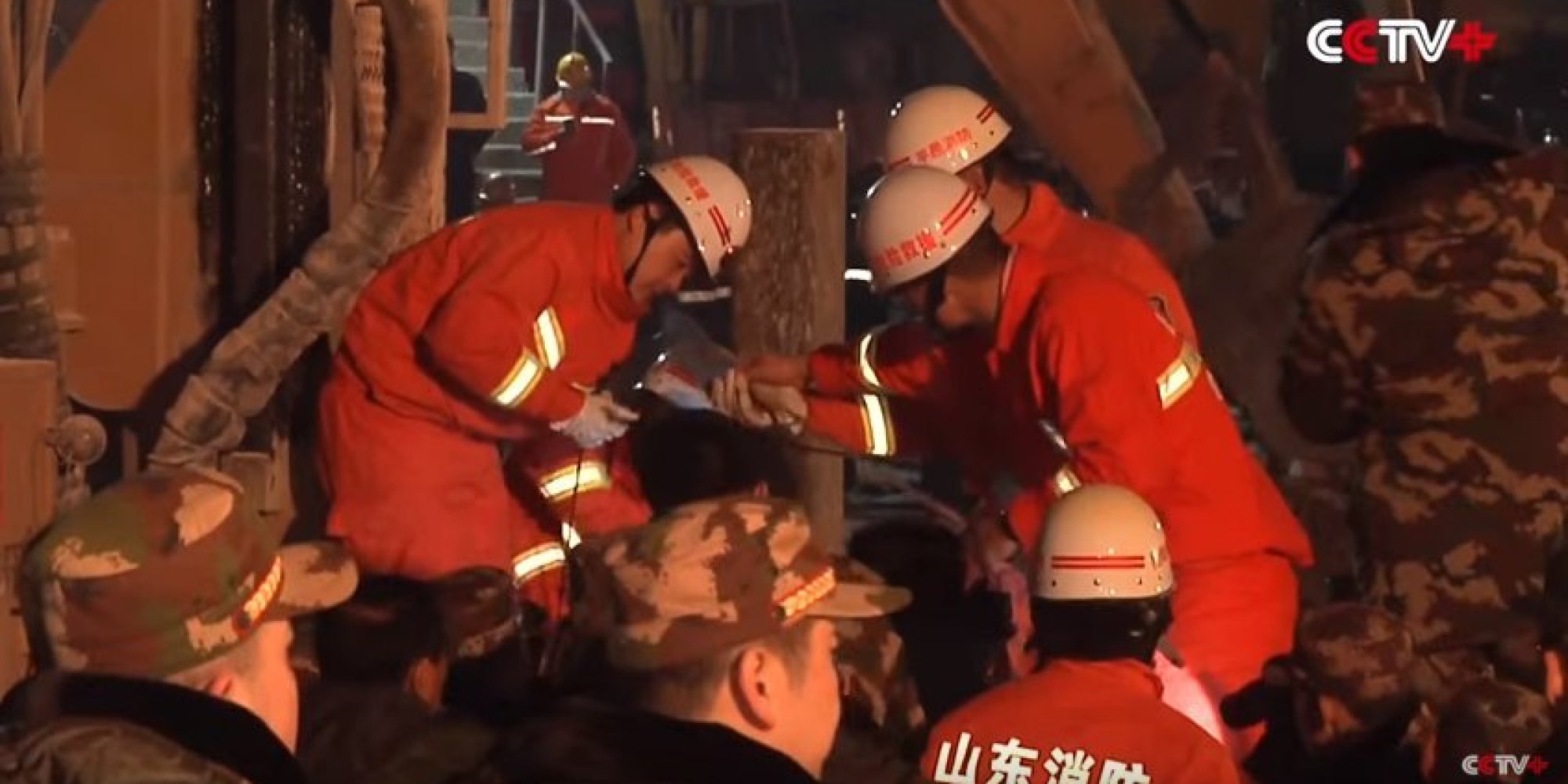 坑内の作業員救出へ、カプセル降下を準備 中国鉱山崩落