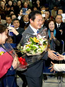 普天間基地の地元、苦渋の選択 宜野湾市長に政権派再選