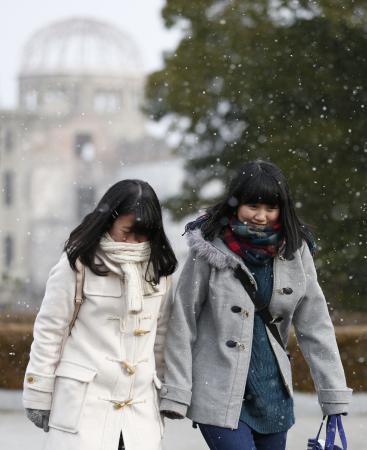 西日本で記録的大雪、低温 100人以上けが、死者も