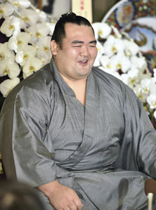 賜杯取り戻した琴奨菊の“菊バウアー”に「勝手な動作」の声…気を配れる力士に