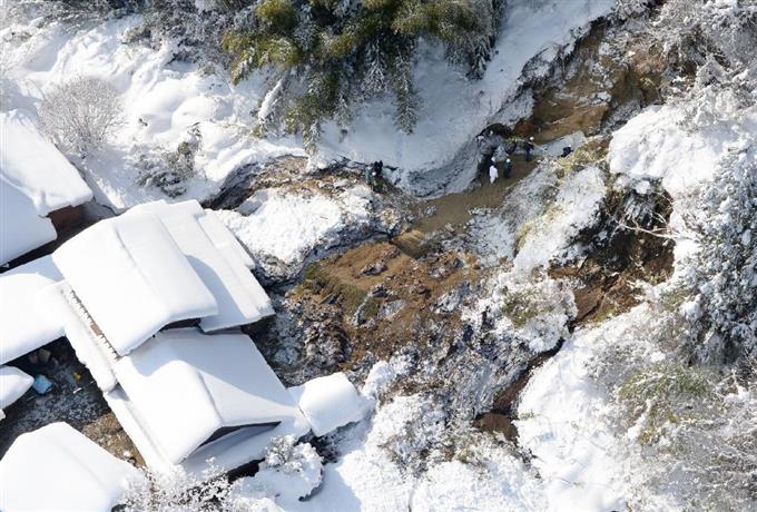 住宅の裏山崩れ3人死傷 鳥取、雪が水路ふさぎ決壊か