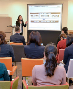 「課長の女性比率15％」に追い風か 活躍推進に新法