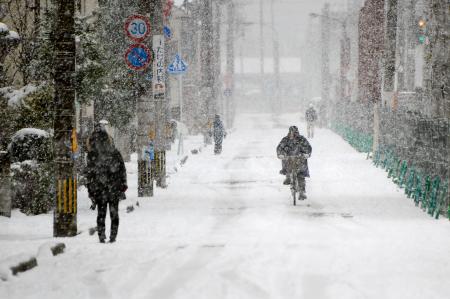 大雪で７人死亡、６１０人けが 寒さも記録的、路面凍結に注意