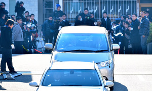 元県議の野々村被告、起訴内容を否認 強制出廷で初公判