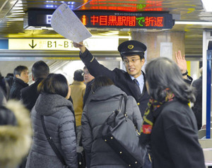 早朝の銀座駅に煙 通気口のほこり燃える