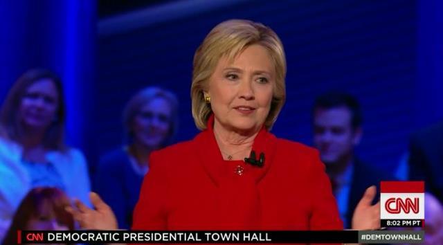 民主対話集会 政策実現性が焦点 サンダース氏へ質問集中