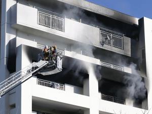 東京・北区 都営住宅で火事、保育園児避難