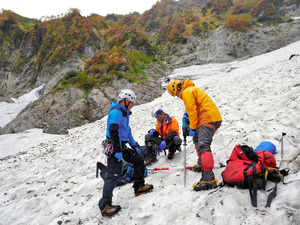 鹿島槍ケ岳の雪渓、氷河の可能性 「動きを確認」