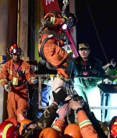 地下200メートルから36日目の生還 中国、作業員４人救出
