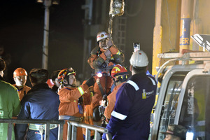 中国の鉱山崩落事故、３５日ぶりに坑内から４人救出