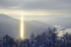 旭川、朝日浴びてサンピラー出現 - 寒さが作る自然現象