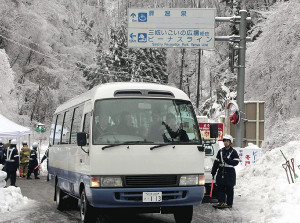 雪での孤立解消…長野の温泉客ら１３０人が下山 2016年01月30日 21時07分