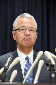 甘利氏問題の「告発者」、現金授受証言 領収書など示す