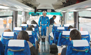 軽井沢のバス 転落事故受け 「シートベルトは命綱」