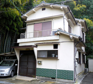 民家で大麻草押収、密売組織の工場か 鉢植え５００株