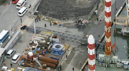 海中転落の男性死亡、兵庫・尼崎 クレーン転倒で