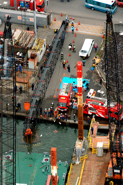 尼崎港のクレーン横転事故で行方不明の男性、海で発見 死亡を確認