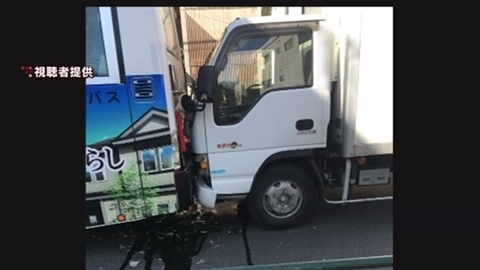 路線バス事故、１２人搬送＝信号待ちでトラック追突—東京・立川