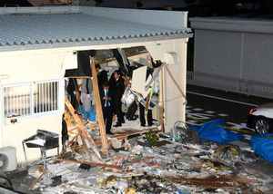 薬局に車突っ込み、女性１人死亡 ２人重傷 静岡・藤枝