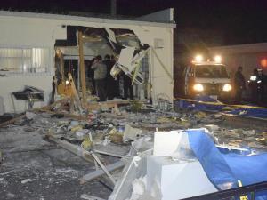 薬局を車が突き抜け、従業員ら引きずり４人死傷 2016年02月02日 20時27分