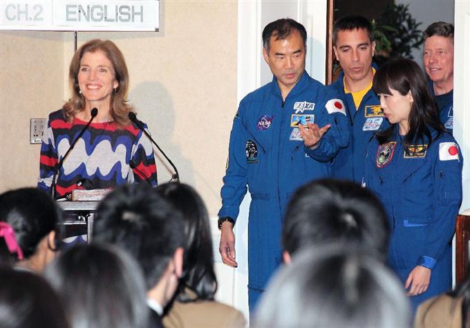 ケネディ大使、火星に情熱 公邸で「オデッセイ」試写