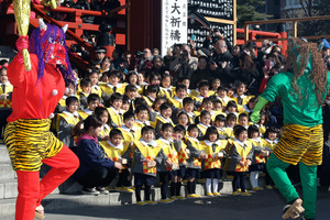 元気に「福はーうち！」 浅草寺で裃姿の園児が豆まき