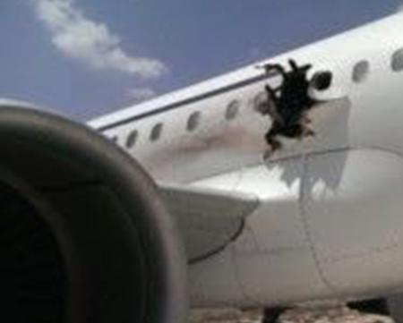 ソマリア旅客機爆発、穴から男性転落？ 「幸運にも操縦システムに損傷なく…」