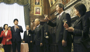 ノーベル賞の大村・梶田氏、衆参両院で表彰 2016年02月04日 19時16分