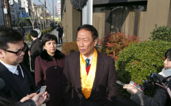 鴻海トップがシャープ訪問 「午後にサインしたい」