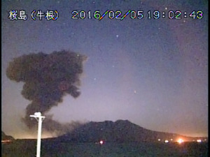 桜島で爆発的噴火 警戒レベル、３に引き上げ