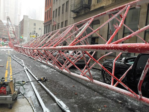 マンハッタンで大型クレーン車転倒 １人死亡、多数負傷