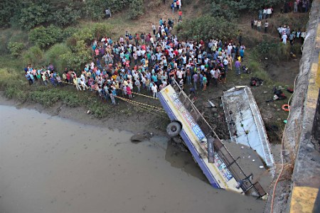 インド西部でバス転落、３７人死亡 帰宅の乗客で満席、川へ