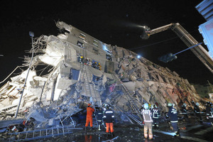 台湾地震、２人心停止状態 １７階建てビルが横倒し