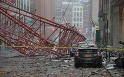ＮＹ中心部で大型クレーン車転倒 - 路上の男性死亡、３人負傷