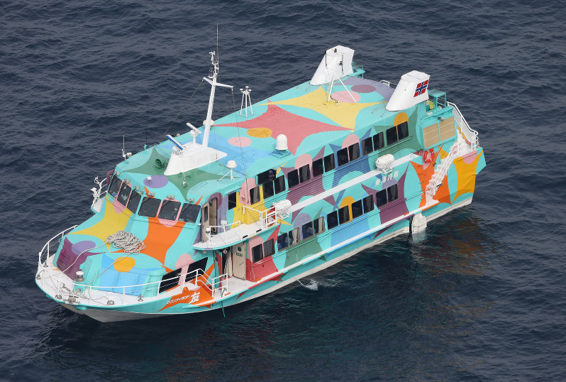 高速船がクジラと衝突か 乗客けがなし