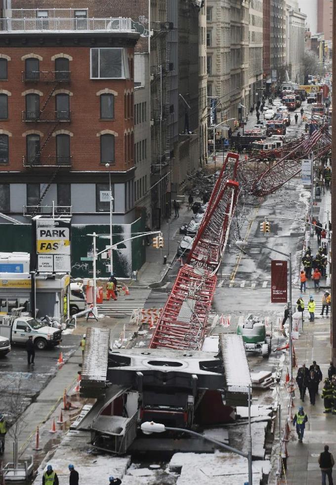 大型クレーン横転、１人死亡２人重傷 ＮＹ