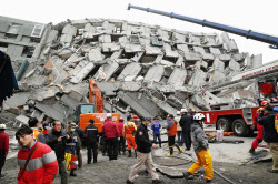 台湾南部地震の死者13人に 負傷482人、救出作業続く