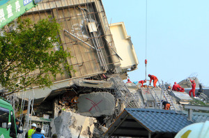 「隙間で救助待ってる」 １６階ビル倒壊 寒波、一刻争う