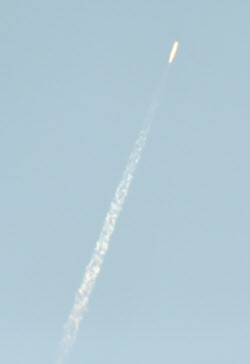 北朝鮮、長距離弾道ミサイル発射 沖縄上空を通過