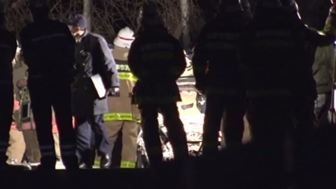 路上で車炎上 車の内外に3遺体