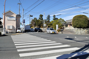 通学途中はねられる 小２女児死亡、男児けが 静岡